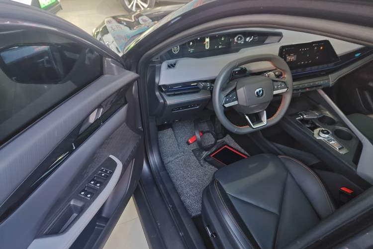 Used Changan UNI-V 2022 1.5T Prestige Version
