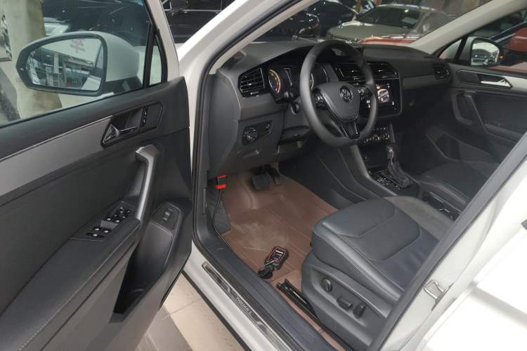 Used Volkswagen Tiguan L 2020 330TSI Automatic Two-Wheel Drive Smart Luxury Edition China VI Standard
