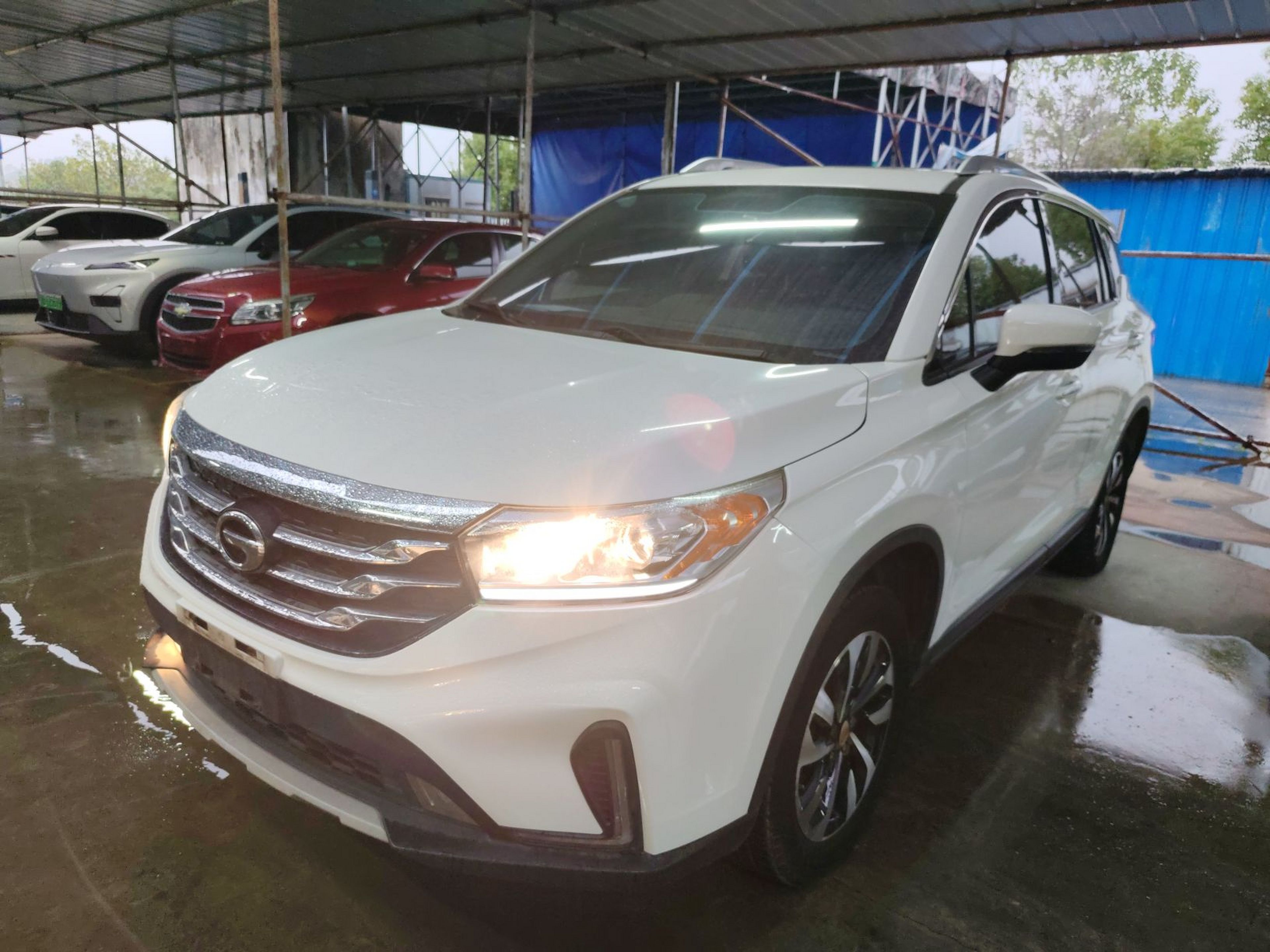 تحت مقدمة السيارة