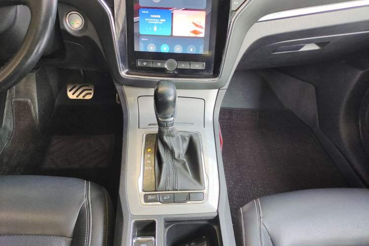 Used Roewe RX5 2016 20T Two-Wheel Drive Automatic Internet Smart Edition
