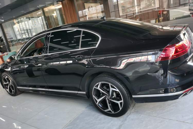 Used Volkswagen Magotan 2023 2 Million Units Limited Edition 330TSI DSG Leading Version
