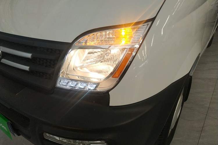 Used SAIC MAXUS Xintu V80 2019 2.5T Classic Model 6-Speed Manual – Aoyuntong Modified Version Short Wheelbase Ultra-Low Roof 5/6 Seats
