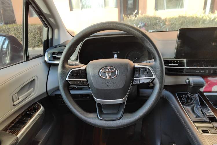 Used Toyota Granvia 2024 2.5L Hybrid Comfort Edition
