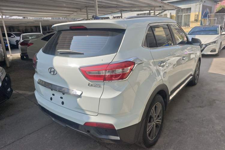 Used Hyundai ix25 2015 1.6L Automatic Two-Wheel-Drive Deluxe DLX Model
