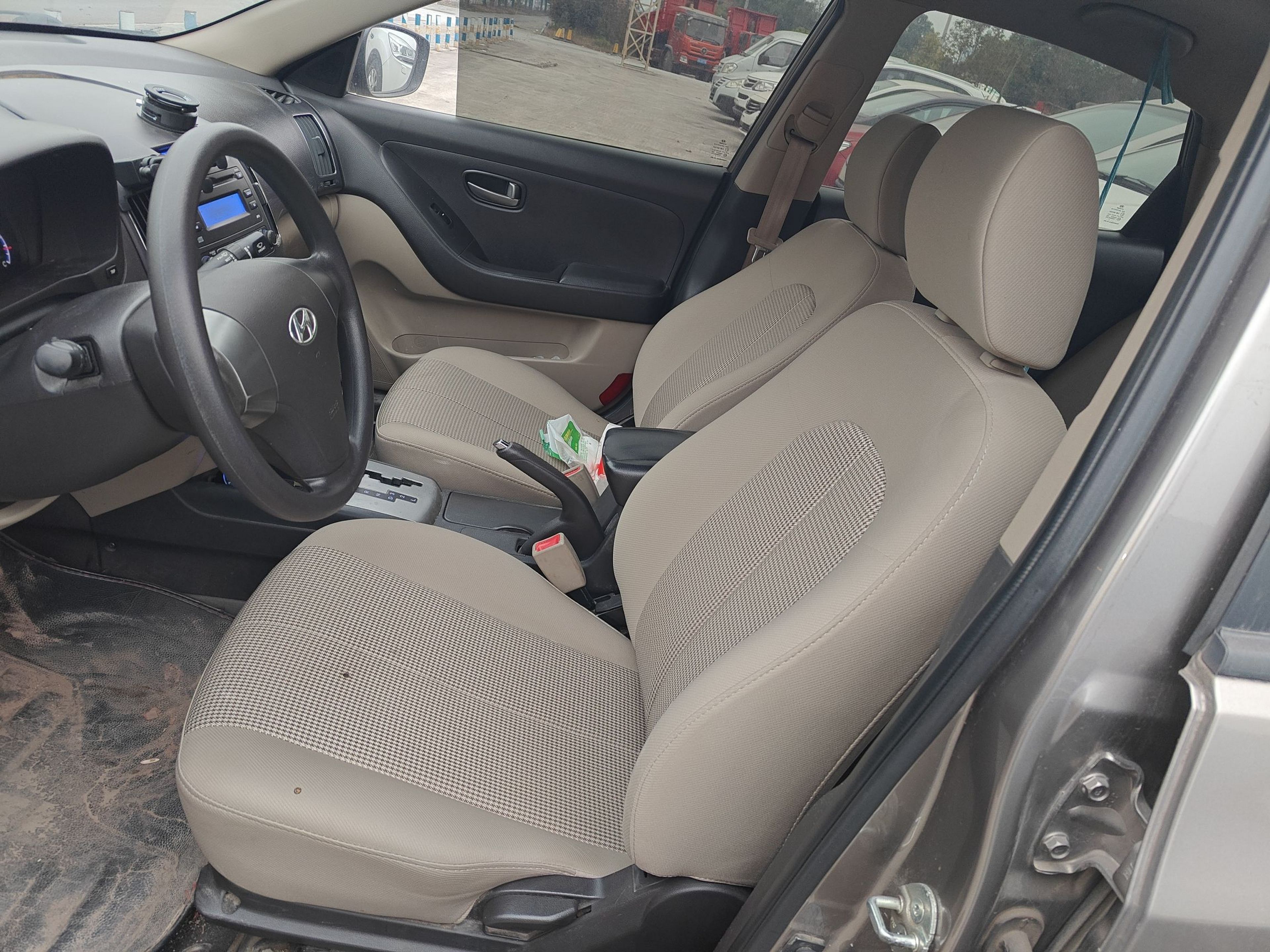 Переднее сиденье в автомобиле