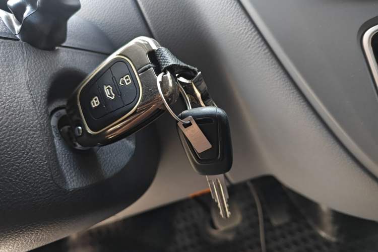 Used SAIC MAXUS Xintu V80 2023 2.0T AMT Classic Aoyuntong Short Wheelbase Ultra-Low Roof 5/6-Seater