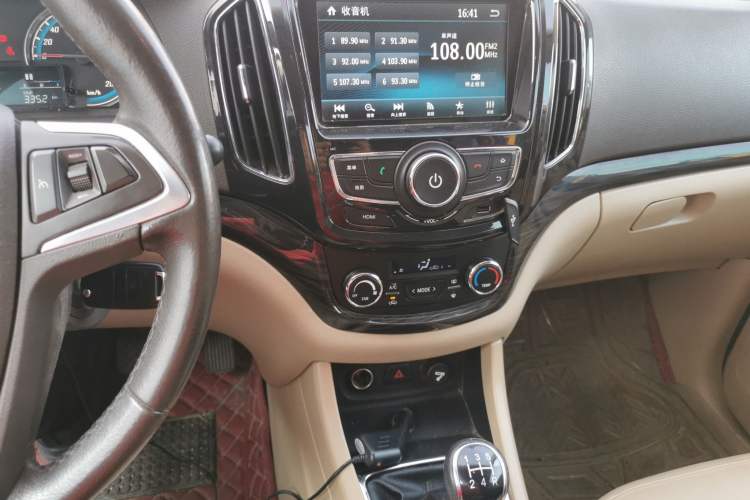 Used Baojun 730 2014 1.5L Manual Luxury Navigation ESP Version 7 Seats
