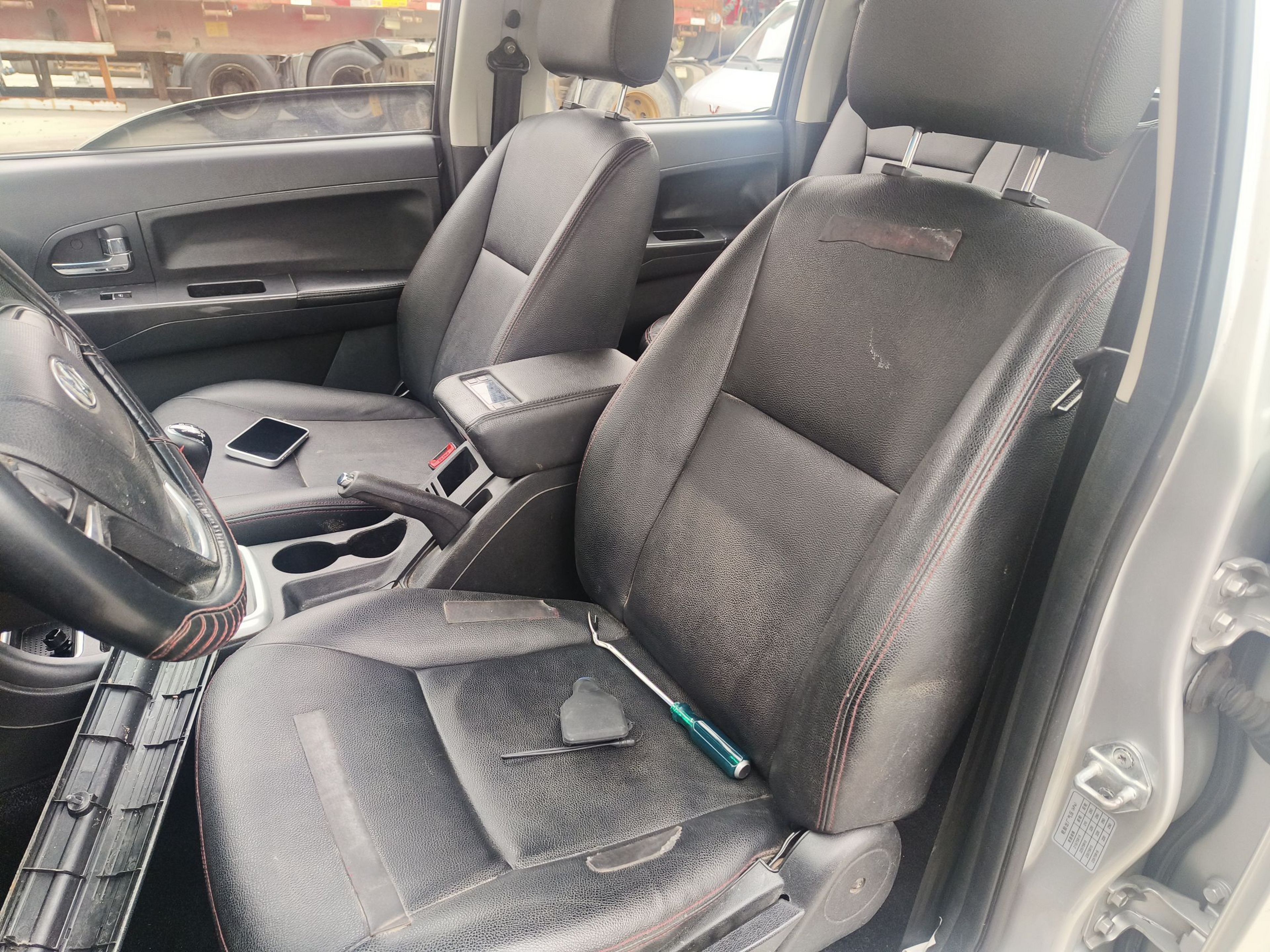 المقاعد الأمامية داخل السيارة