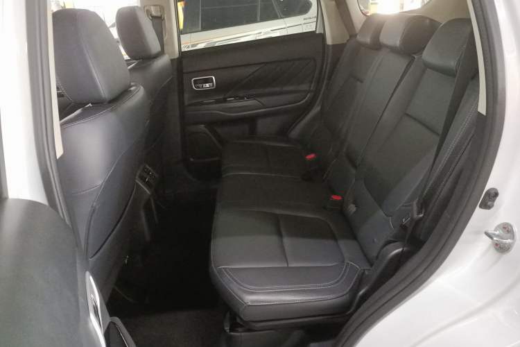 Used Mitsubishi Outlander 2019 2.4L 4x4 Zhi Xiang Edition 5 Seats China VI Standard
