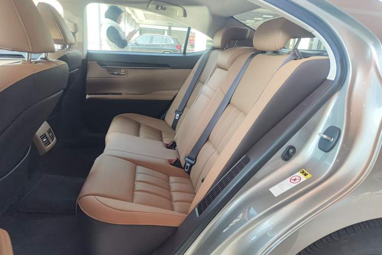 Used Lexus ES 2015 300h Comfort Edition

