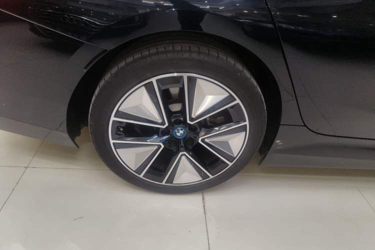 Used BMW i3 2023 eDrive 40 L Midnight Sports Package
