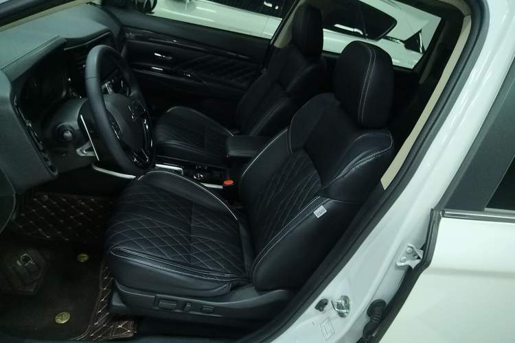 Used Mitsubishi Outlander 2020 2.4L 4x4 Zhi Xiang Edition 7-Seater
