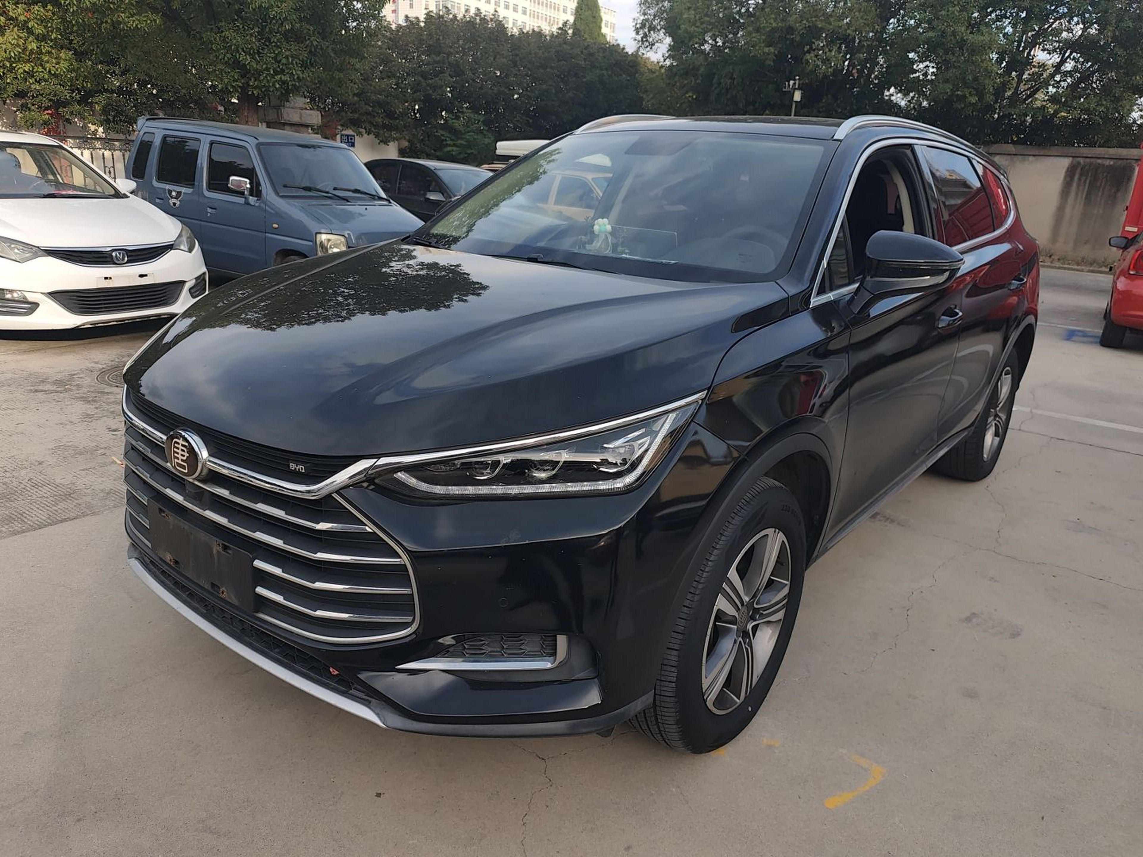 Под передней частью автомобиля