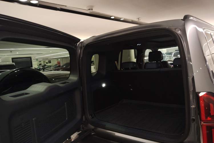 Used  Leopard 5 2023 Navigator Edition