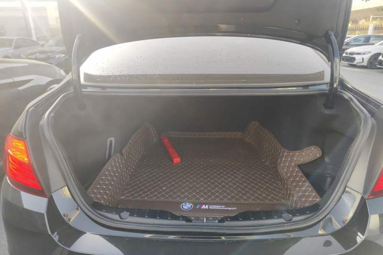 Used BMW 5 Series 2017 525Li Leading Model
