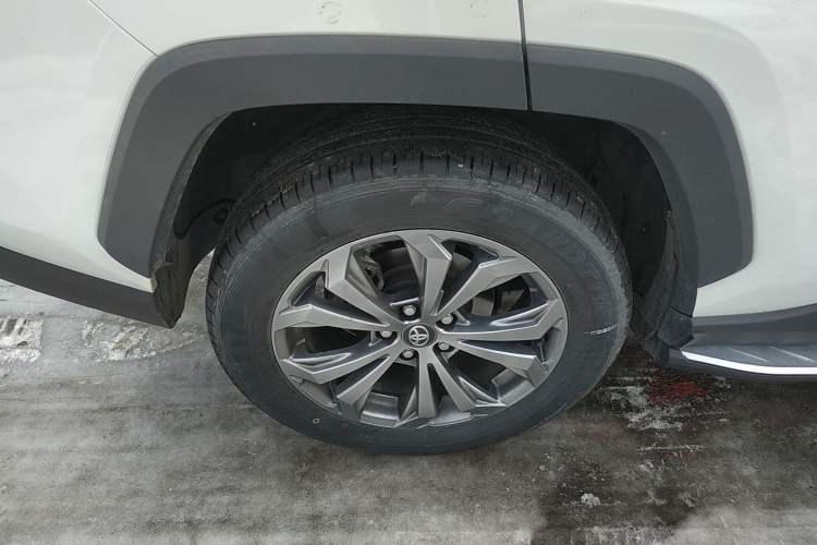 Used Toyota RAV4 2023 2.0L CVT Two-Wheel Drive 20th Anniversary Platinum Edition
