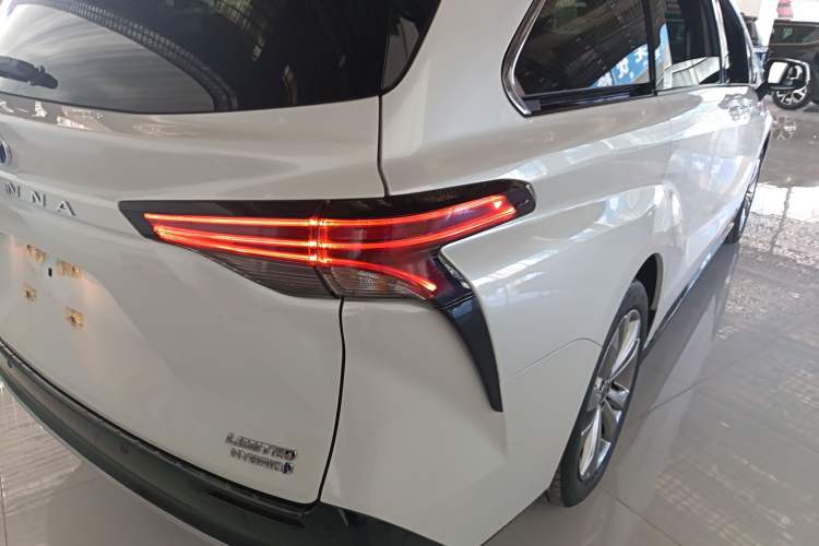 Used Toyota Sienna 2023 2.5L Hybrid Deluxe Edition