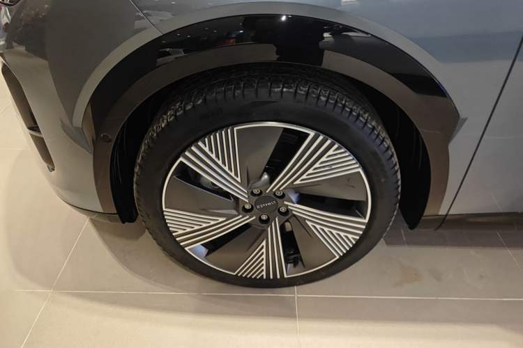 Used Lynk & Co 08 EM-P 2025 220 km All-Wheel-Drive Performance Halo
