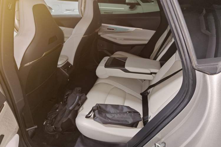 Used Lynk & Co 08 EM-P 2023 220km All-Wheel-Drive Performance Halo
