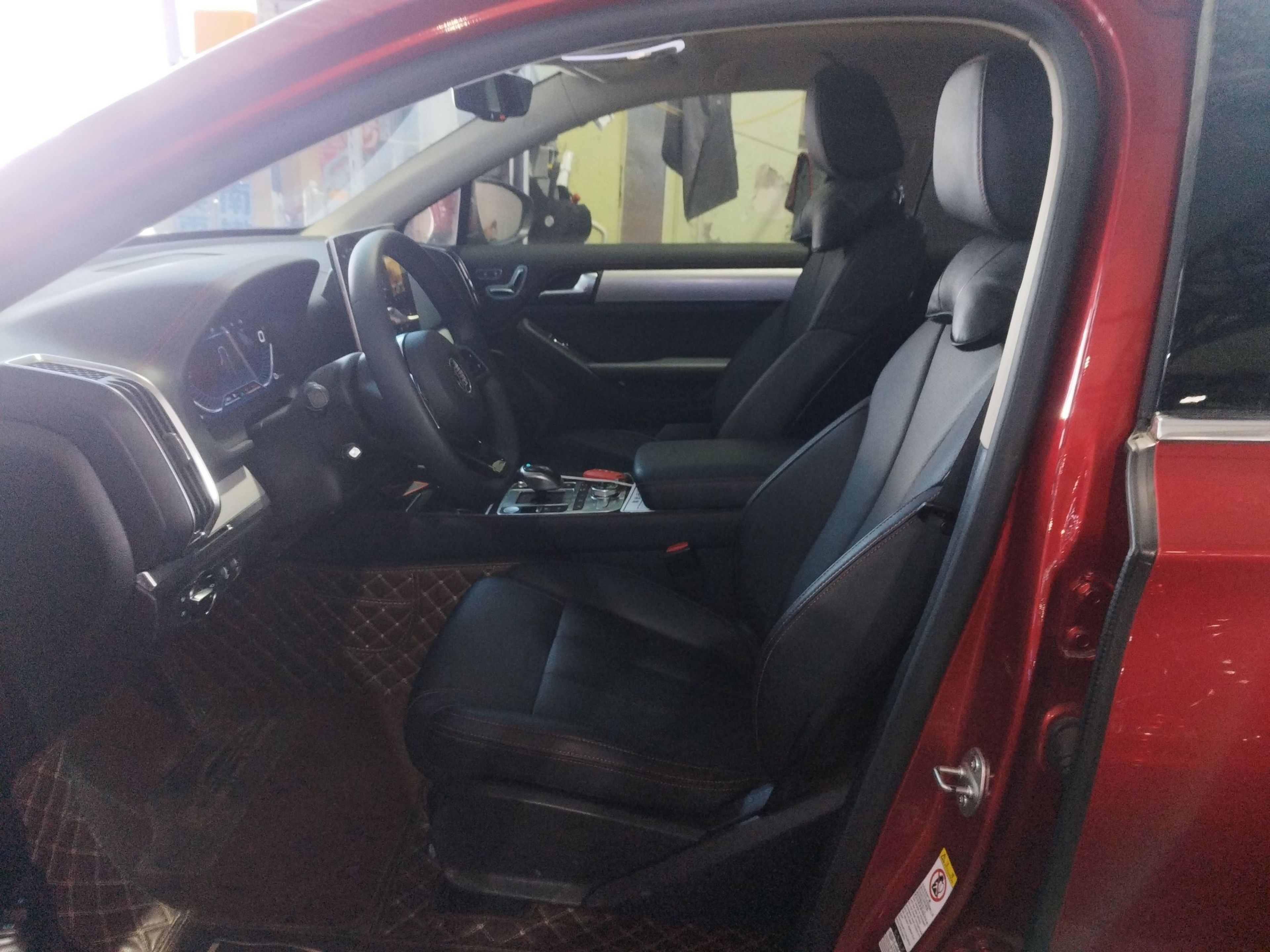 المقاعد الأمامية داخل السيارة