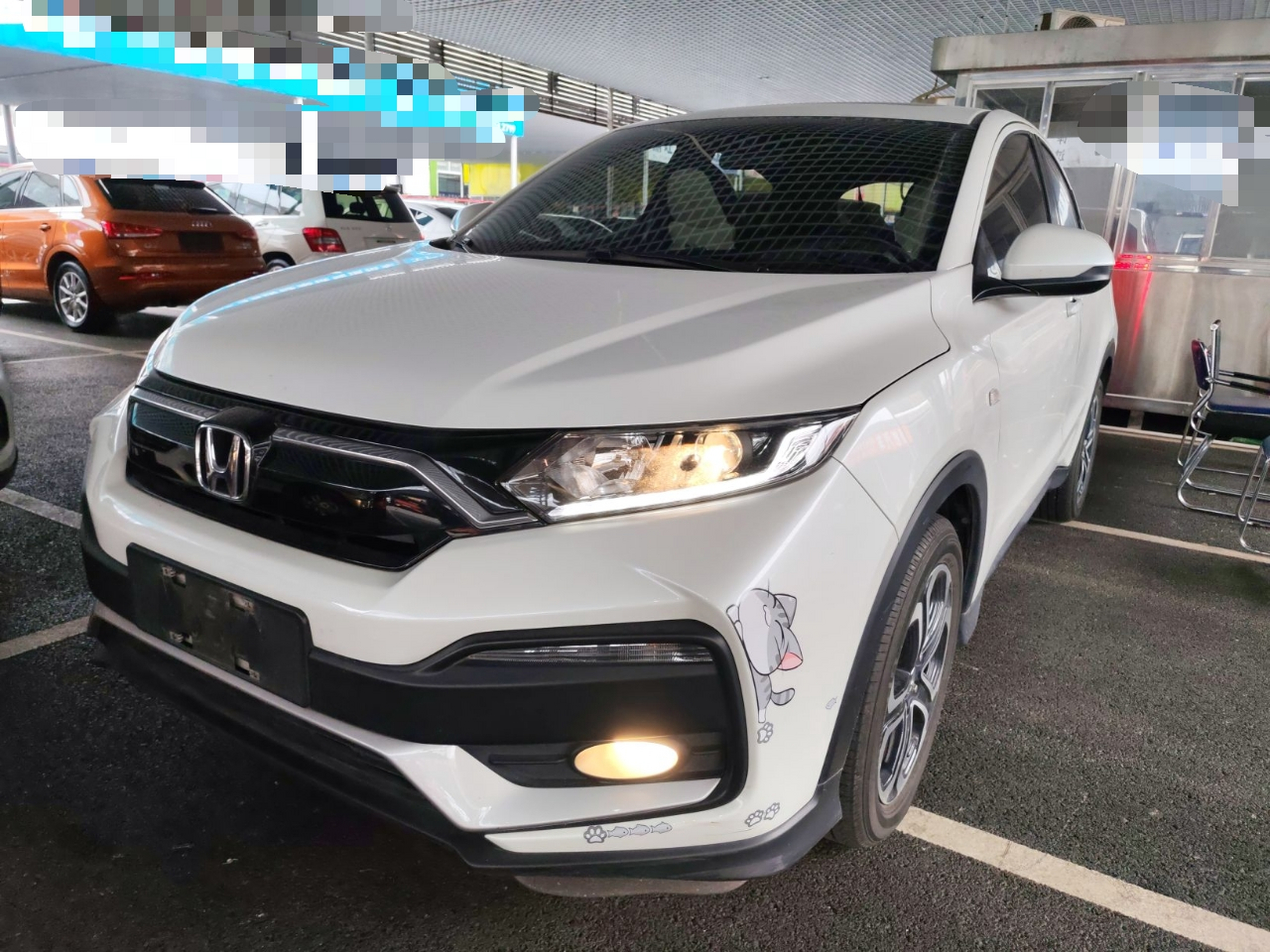 Под передней частью автомобиля