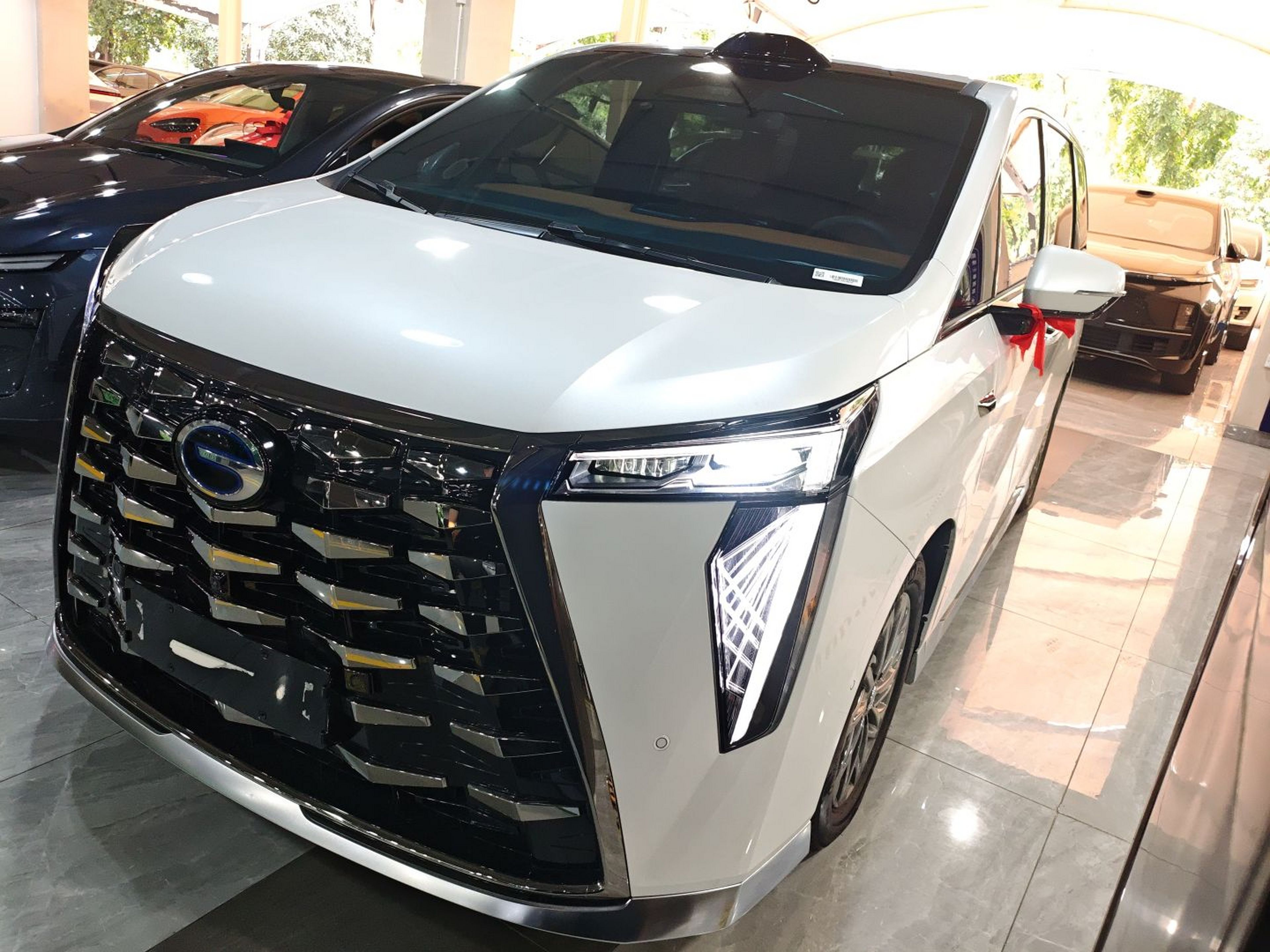 تحت مقدمة السيارة