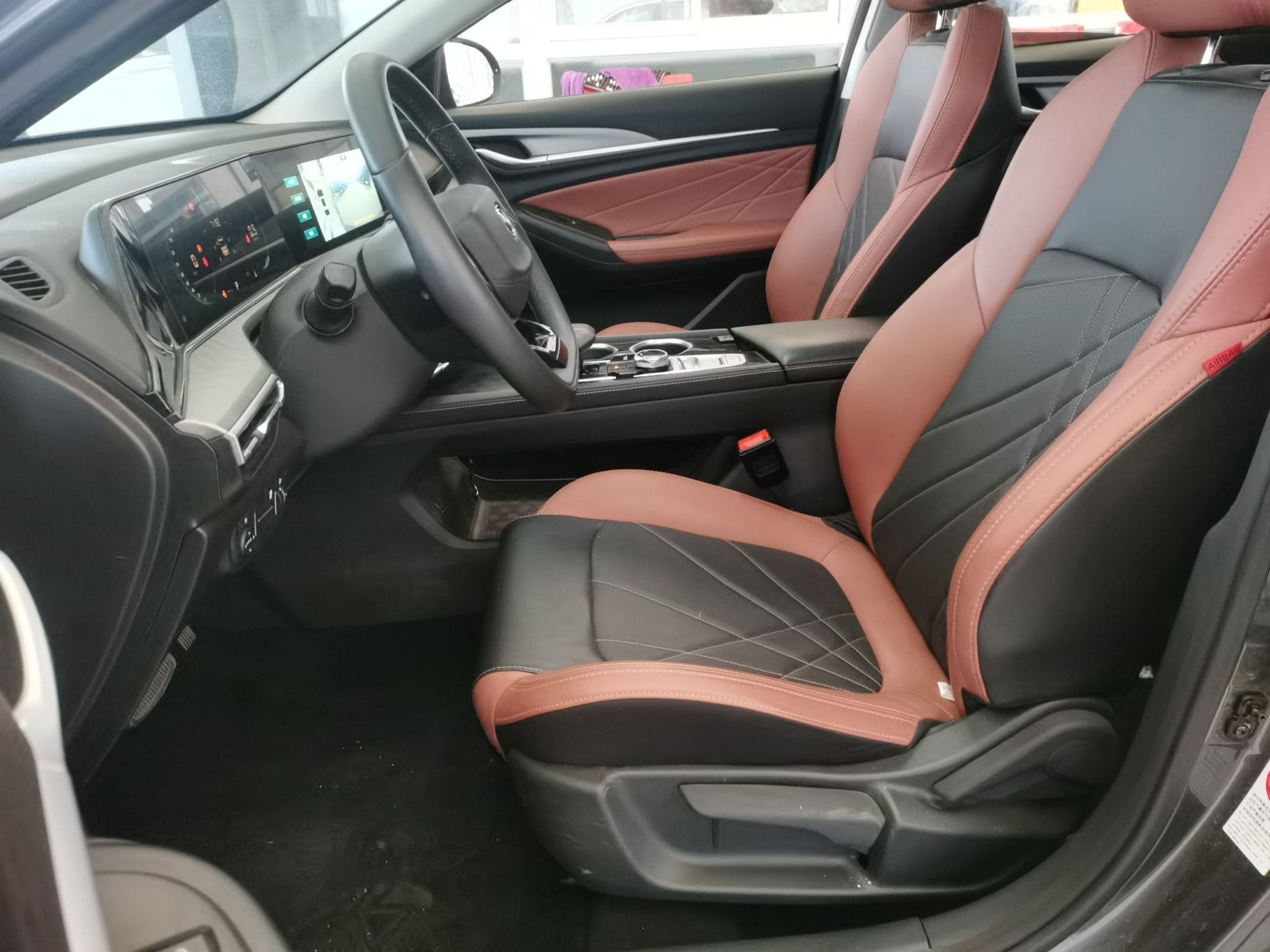 المقاعد الأمامية داخل السيارة