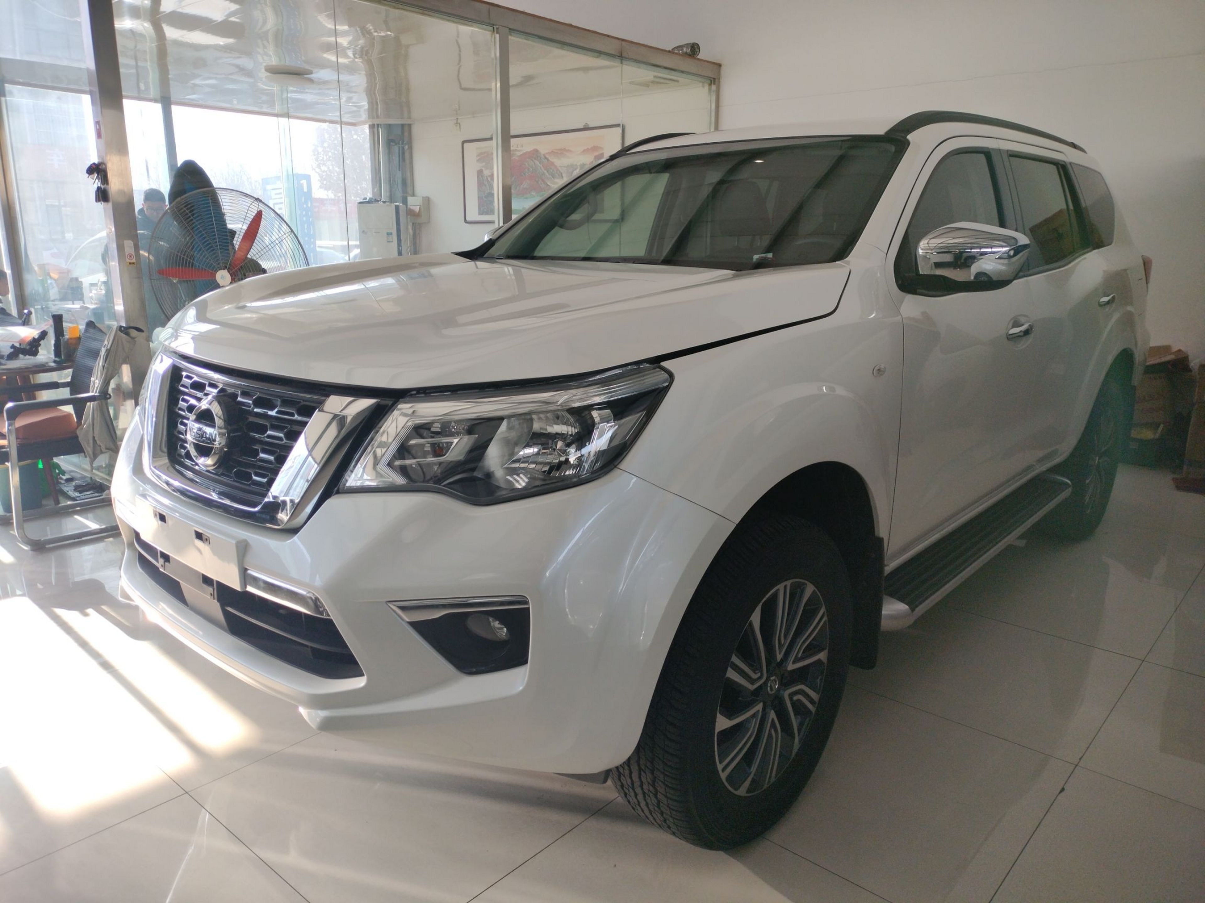 تحت مقدمة السيارة