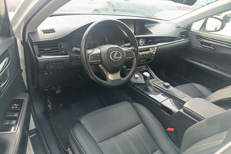 Used Lexus ES 2015 300h Comfort Edition
