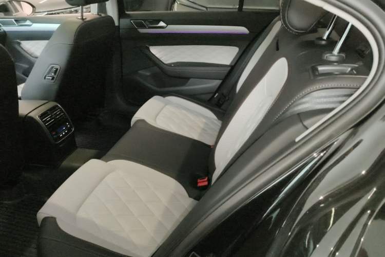 Used Volkswagen Magotan 2025 Zhongxiang Version 330TSI DSG Luxury Edition
