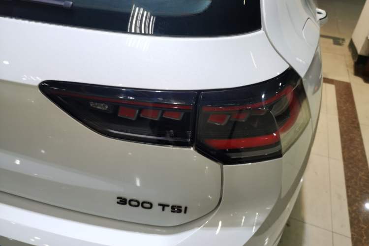 Used Volkswagen Golf 2025 300TSI R-Line
