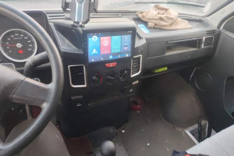 Used Iveco Daily 2021 2.5T A40 M1 Passenger Van 5-9 Seats Long Wheelbase Mid-Roof Design Dual Tires Manual Doors
