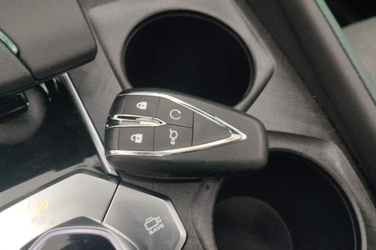 Used Changan UNI-V iDD 2024 Blue Whale Smart Electric iDD 136km ZhiKu Model
