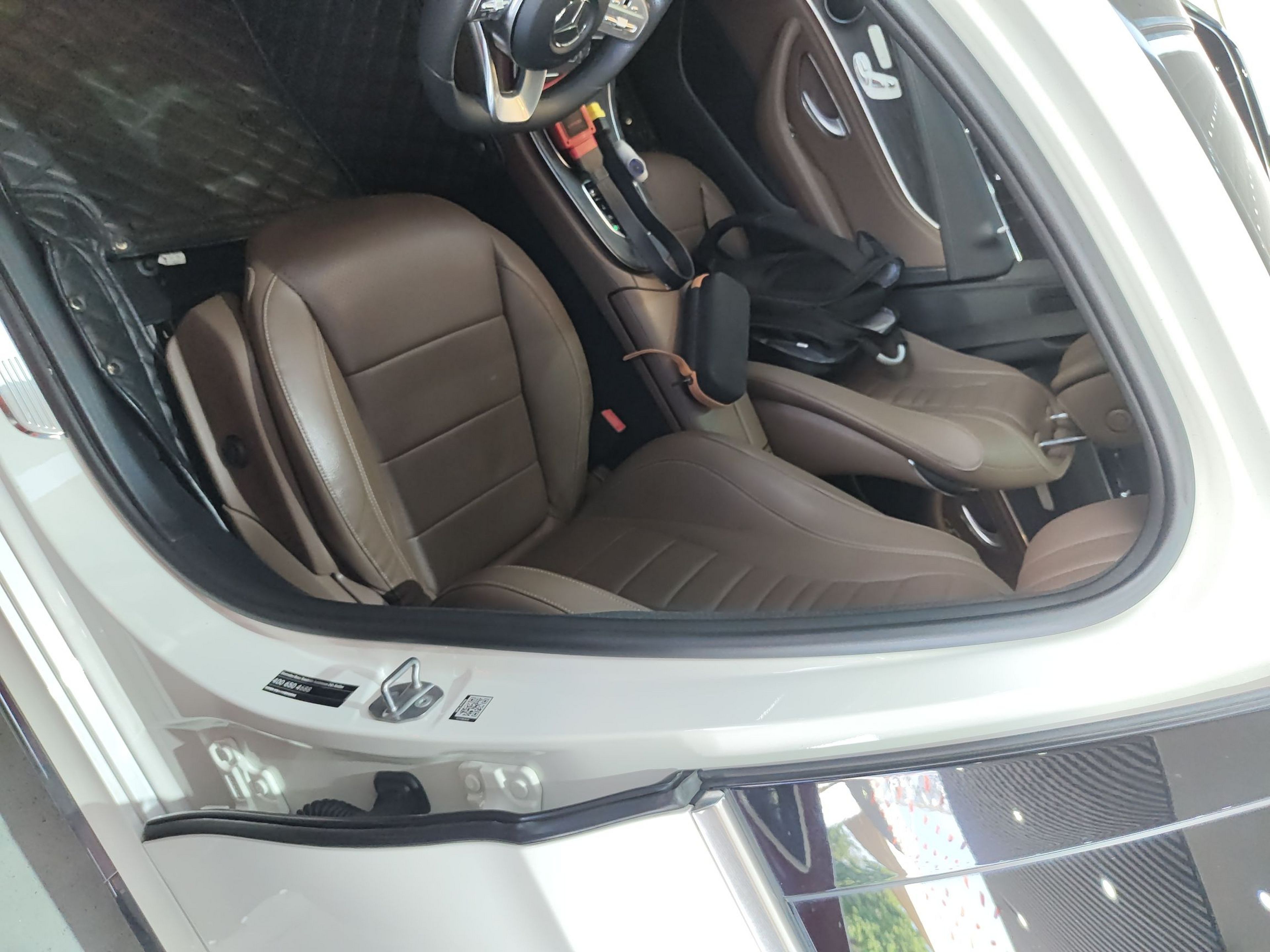 المقاعد الأمامية داخل السيارة