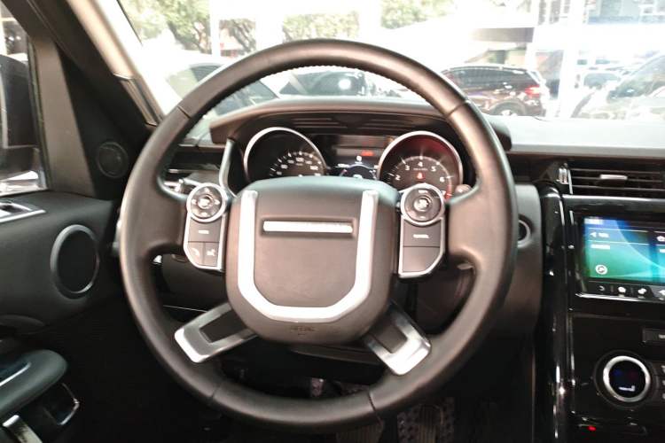 Used Land Rover Discovery 2018 2.0T SE
