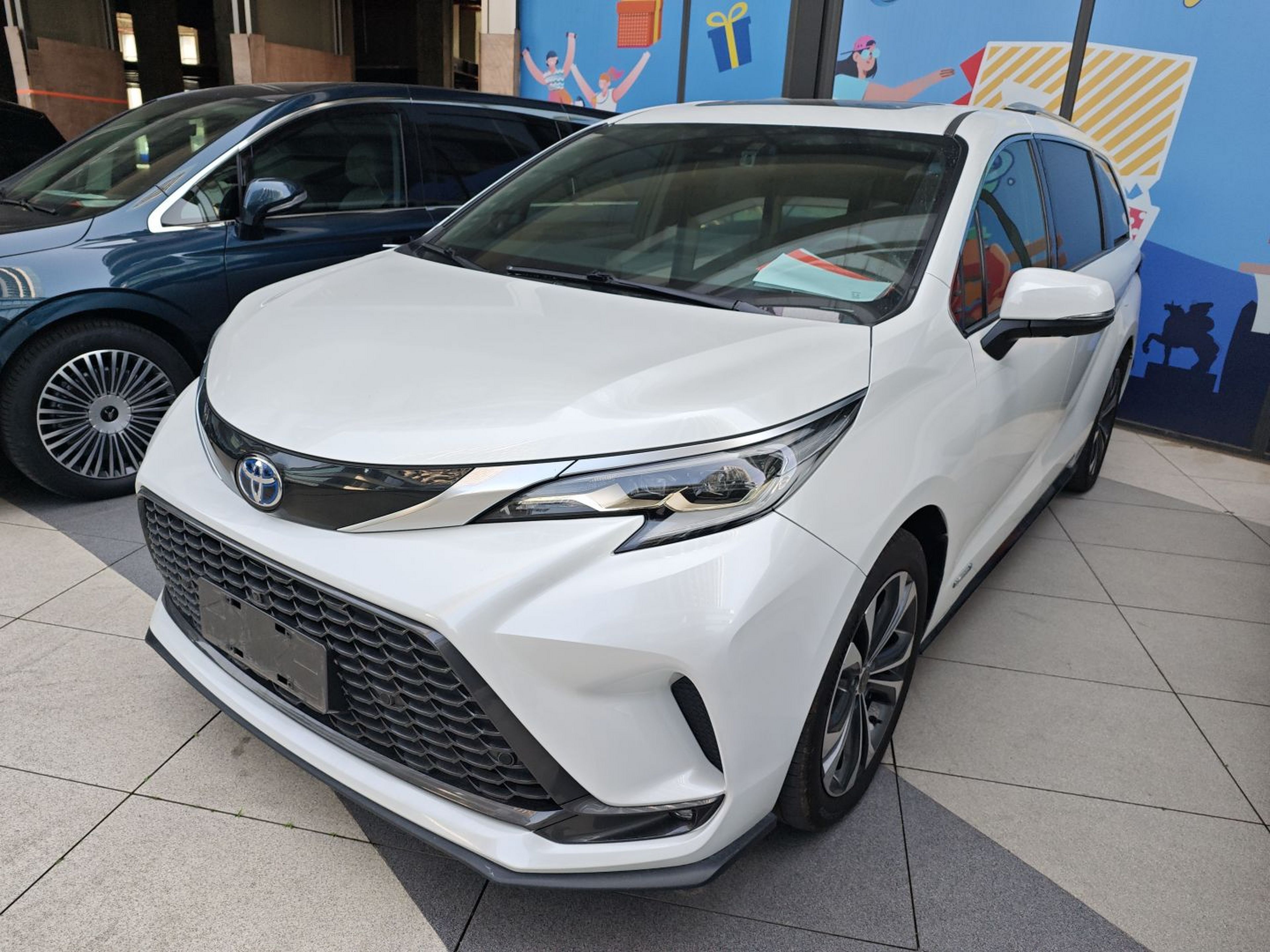 تحت مقدمة السيارة