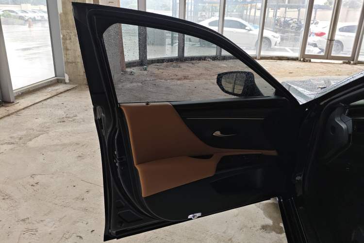 Used Lexus ES 2023 200 Excellence Edition
