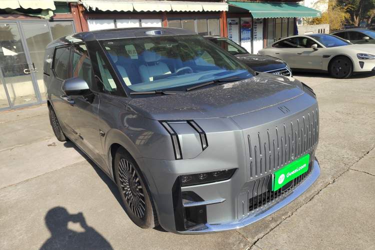 Used Zeekr 009 2024 7-Seater Aisle Version 108 kWh
