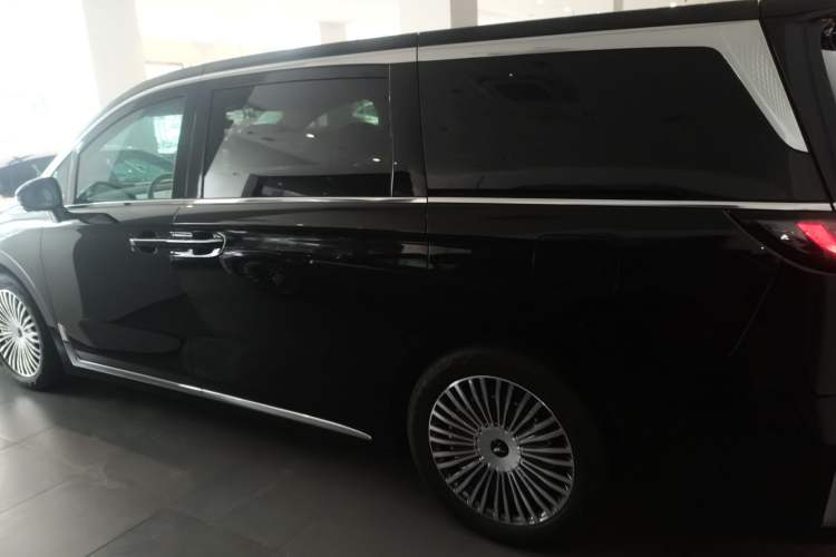 Used VOYAH Dream 2025 PHEV Four-Wheel Drive Prestige Kunpeng Edition
