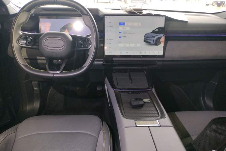 Used Lynk & Co 08 EM-P 2025 220 km All-Wheel-Drive Performance Halo
