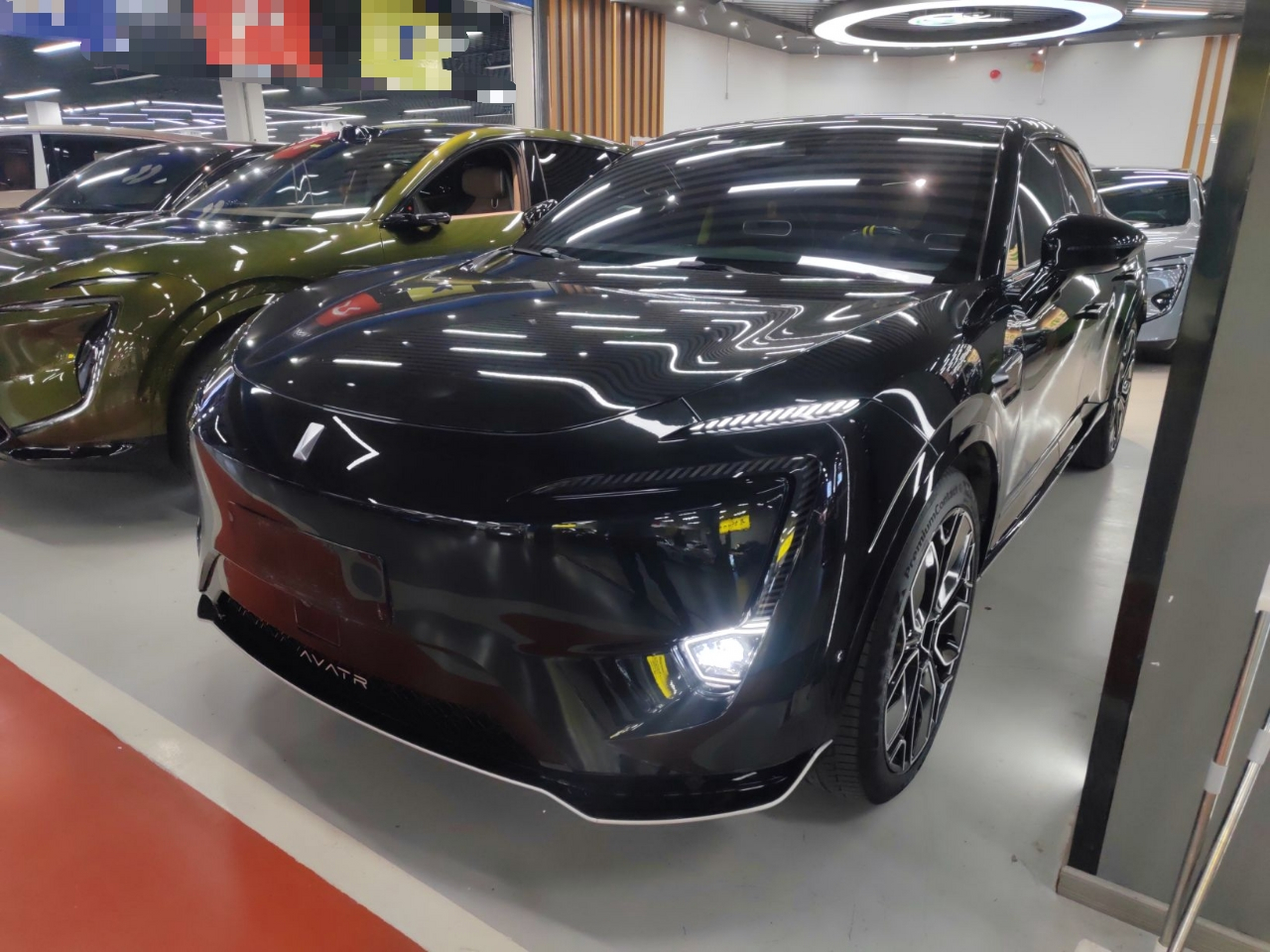 Под передней частью автомобиля