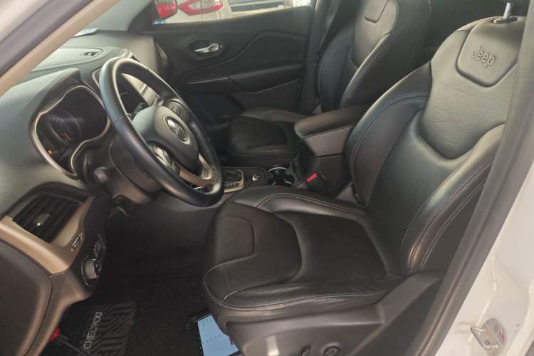 Used  Cherokee 2017 2.4L Leading Edition
