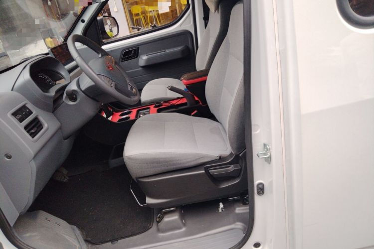 Used Wuling Yangguang 2024 300KM Comfort Version Passenger Van 75kW