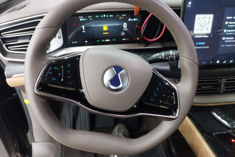 Used Denza D9 2022 DM-i 1040 Prestige Model