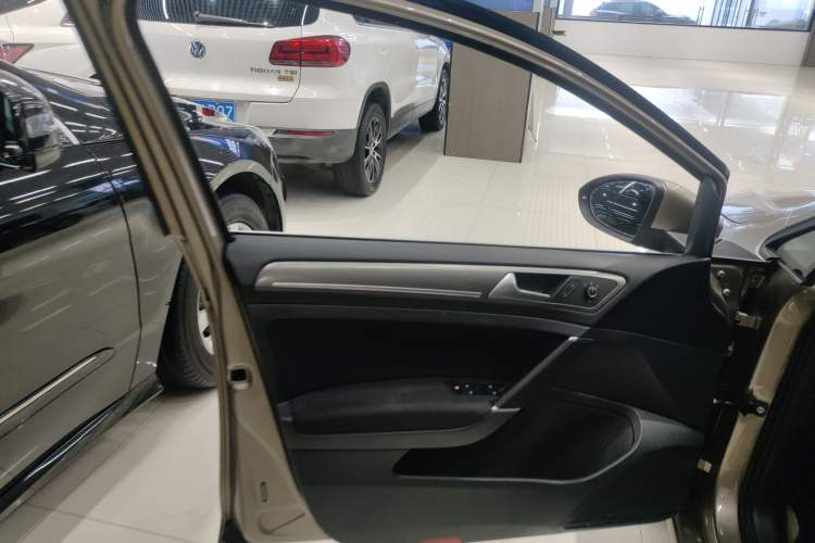 Used Volkswagen Golf 2016 230TSI Automatic Comfort Version
