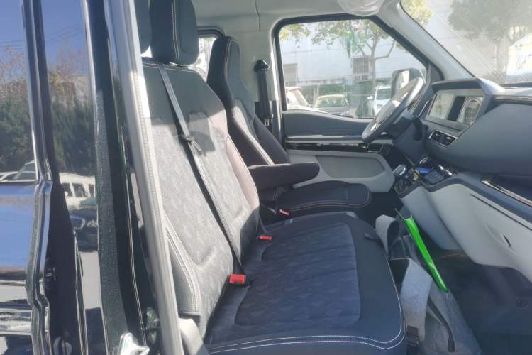 Used  Pioneer V 2024 Multi-Function Version 2.0T Automatic Short Wheelbase Low Roof
