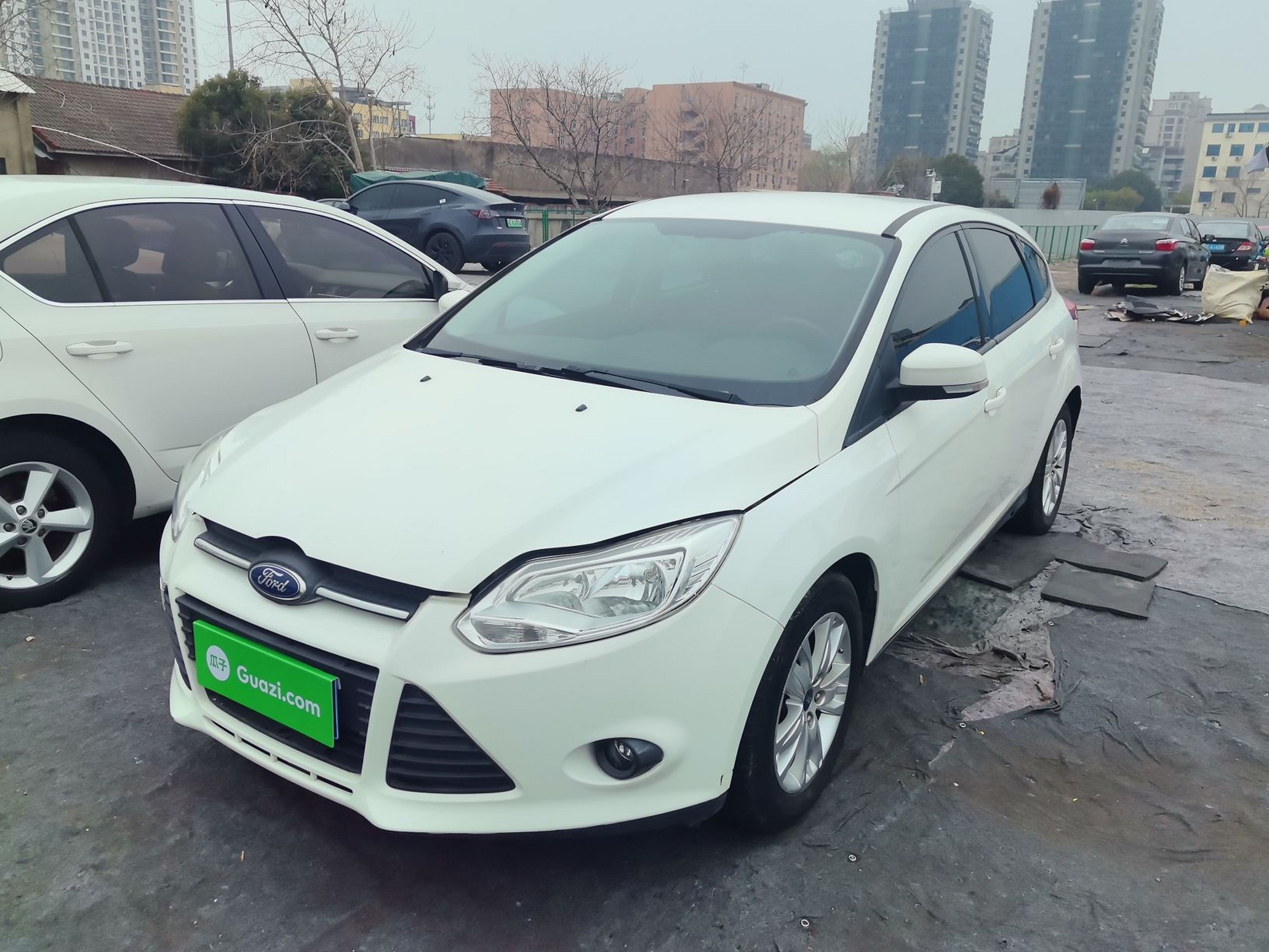 Под передней частью автомобиля