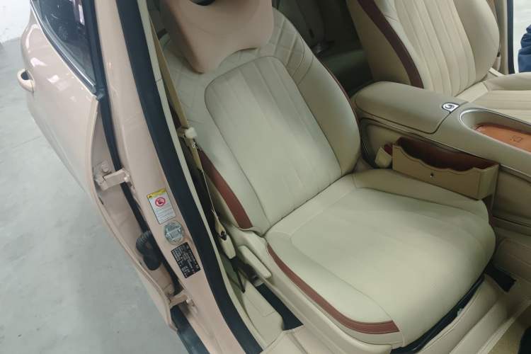 Used ORA Good Cat 2023 401 km Standard Range Luxury Version Lithium Iron Phosphate
