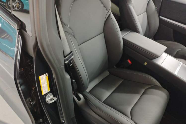 Used Tesla Model Y L 2025 Long-Range All-Wheel-Drive Version