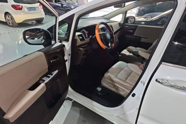 Used Honda Odyssey 2015 Updated Version 2.4L Smart Edition
